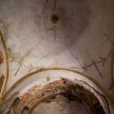 Degli affreschi che un tempo impreziosivano le pareti � rimasto ben poco: qualche decorazione floreale...